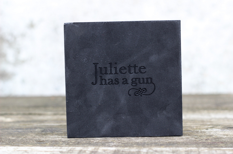 emballage de another oud de juliette has a gun
