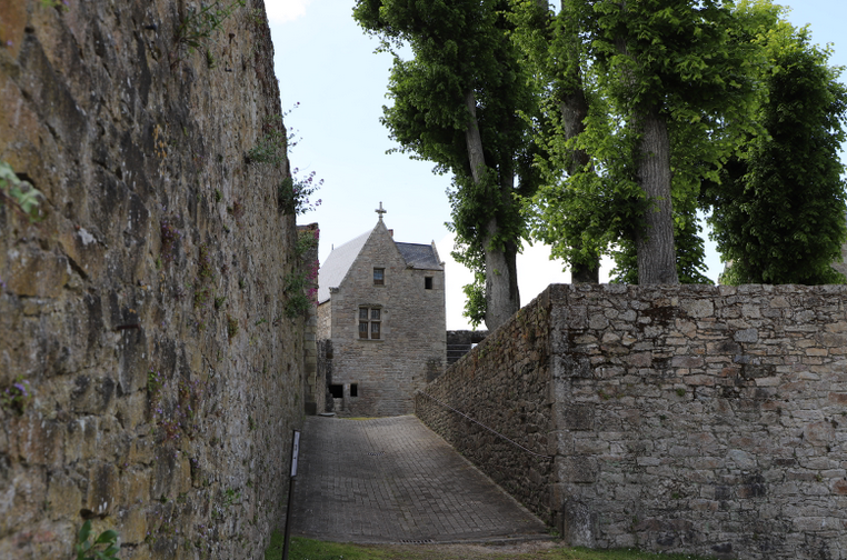 cour du chateau de Clisson